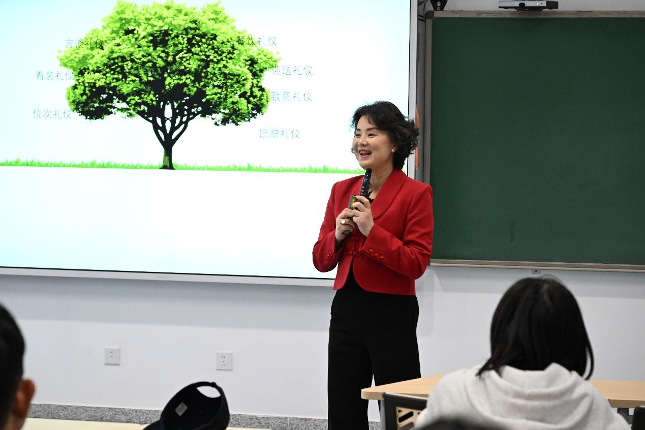 教师教学发展中心青年教师教学培训课程“教师仪...